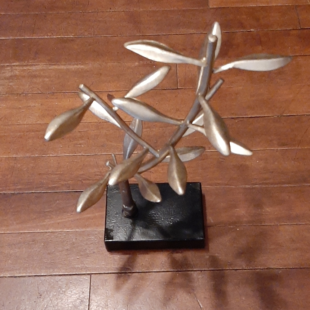 Jewelry tree for hanging necklaces and bracelets